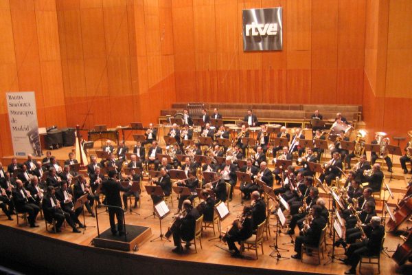 Dirigiendo la Banda Sinfónica Municipal de Madrid en el Teatro Monumental, 06-03-2007