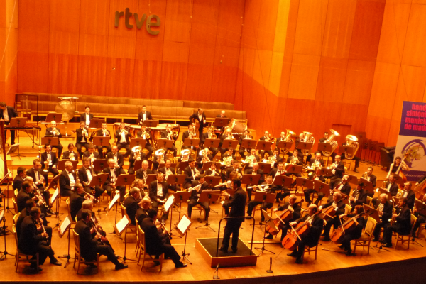Dirigiendo la Banda Sinfónica Municipal de Madrid en el Teatro Monumental(1), 09-03-2010