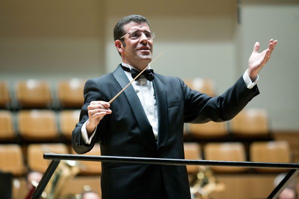 Fernando Bonete dirigiendo al público el Himno de la Comunitat Valenciana en el Palau de la Música de Valencia, 2011